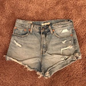 Levi’s Light Wash Denim Wedgie Short